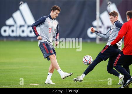 Munich Allemagne 02.11.2020, football: Dernière pratique d'équipe du Bayern Munich (Muenchen) avant le match de la Ligue des champions contre RB Salzburg sur le terrain du club de Saebener Strasse — Benjamin Pavard FC München Bayern/via Kolvenbach usage éditorial exclusif! Banque D'Images