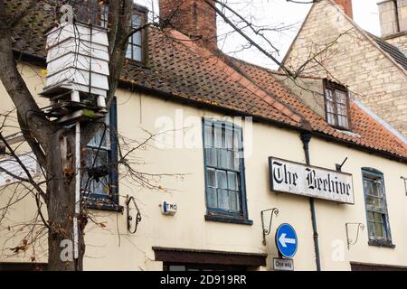 The Beehive Inn, maison publique de signe vivant sur Castlegate, Grantham, LKincolnshire, Angleterre. Banque D'Images