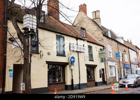 The Beehive Inn, maison publique de signe vivant sur Castlegate, Grantham, LKincolnshire, Angleterre. Banque D'Images