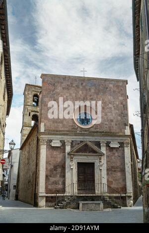 Vue sur l'église de Saint Rocco dans la vieille ville de Pitigliano - Italie. Pitigliano, Grosseto, Toscane, Italie, Europe Banque D'Images