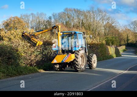 Coupe de haies avec un tracteur New Holland TS90 4RM et Faucheuse à fléaux Bomford b467 Banque D'Images