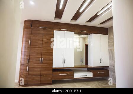 Armoire en bois dans l'intérieur moderne du couloir avec sol en marbre de luxe Banque D'Images