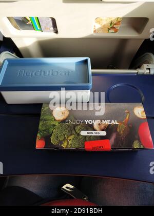 Un ensemble de plats pour le déjeuner pour un passager flydubai. Nourriture dans l'avion. Banque D'Images