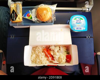 Un ensemble de plats pour le déjeuner pour un passager flydubai. Nourriture dans l'avion. Banque D'Images