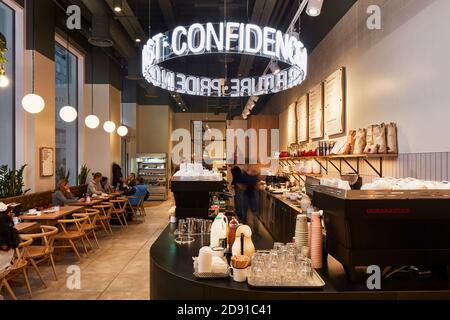 Lumière de fonction. Gails Bakery Southbank, Londres, Royaume-Uni. Architecte: Holland Harvey Architects , 2018. Banque D'Images