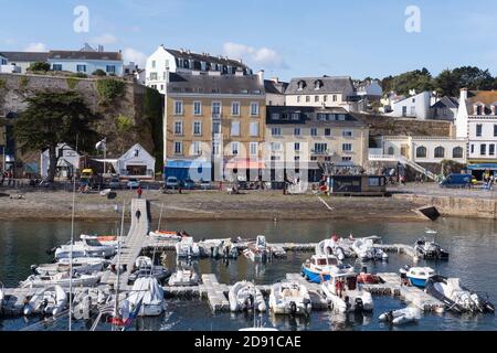 Le port et le front de mer au Palais, Belle Ile, Bretagne, France. Vue de la mer. Banque D'Images