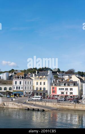 Le port et le front de mer au Palais, Belle Ile, Golfe du Morbihan, Bretagne, France. Vue de la mer. Banque D'Images