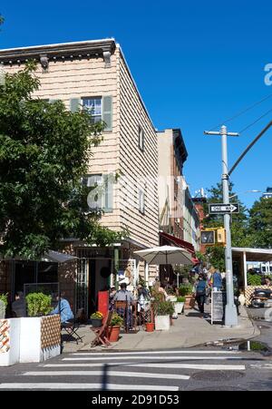 Un café dans un ancien bâtiment de galets situé à un coin de rue à Williamsburg, Brooklyn, NY. Il est nécessaire de s'asseoir à l'extérieur. Banque D'Images