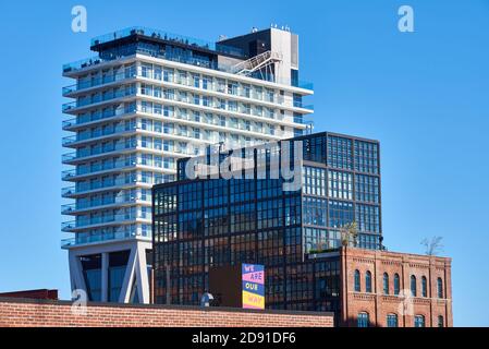 Deux nouveaux hôtels de Williamsburg, Brooklyn, NY sont sur cette photo : en face, l'hôtel Wythe, et derrière le William Vale Banque D'Images