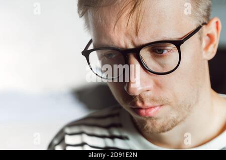 Homme réfléchi entrepreneur porte des lunettes de pensée, de résolution de problème. Pensive bouleversé épuisé gars se sentant frustré déprimé fatigué. Santé mentale, af Banque D'Images