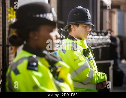 LONDRES, Royaume-Uni - 19 avril 2017 : policiers métropolitains en service au 10 St James's Square The Royal Institute of International Affairs Chatham House Banque D'Images