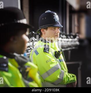 LONDRES, Royaume-Uni - 19 avril 2017 : policiers métropolitains en service au 10 St James's Square The Royal Institute of International Affairs Chatham House Banque D'Images