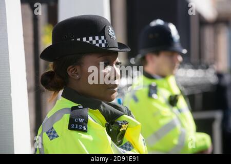 LONDRES, Royaume-Uni - 19 avril 2017 : policier métropolitain en service au 10 St James's Square The Royal Institute of International Affairs Chatham House Banque D'Images