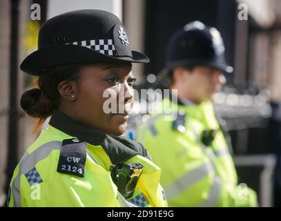 LONDRES, Royaume-Uni - 19 avril 2017 : policier métropolitain en service au 10 St James's Square The Royal Institute of International Affairs Chatham House Banque D'Images