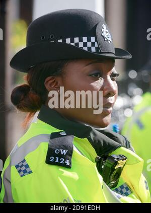 LONDRES, Royaume-Uni - 19 avril 2017 : policier métropolitain en service au 10 St James's Square The Royal Institute of International Affairs Chatham House Banque D'Images