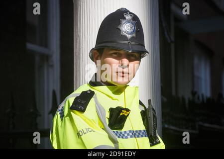 LONDRES, Royaume-Uni - 19 avril 2017 : officier de police métropolitain en service au 10 St James's Square The Royal Institute of International Affairs Chatham House Banque D'Images