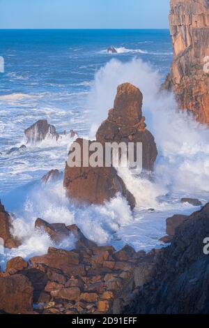 Crépuscule et vagues dans la mer Cantabrique dans les environs De Costa Quebrada dans la région de Los Urros de Liencres Dans la municipalité de Piélagos dans le au Banque D'Images