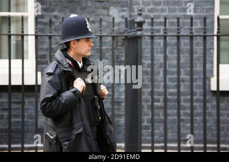 LONDRES, Royaume-Uni - 19 avril 2017 : officier de police métropolitain en service au 10 Downing Street résidence officielle de First Lord of the Treasury, siège de Banque D'Images