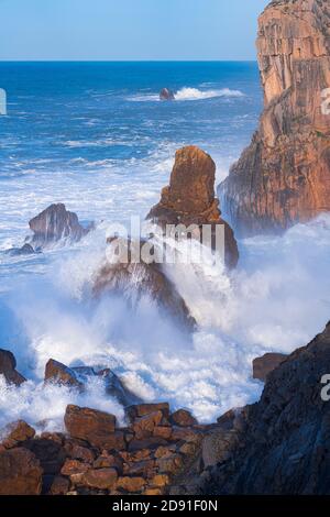 Crépuscule et vagues dans la mer Cantabrique dans les environs De Costa Quebrada dans la région de Los Urros de Liencres Dans la municipalité de Piélagos dans le au Banque D'Images