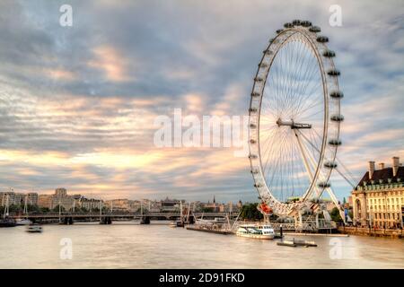 Le London Eye au coucher du soleil à Londres Angleterre Banque D'Images