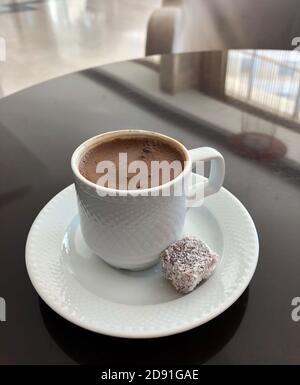 Café turc dans une petite tasse blanche avec délice turc Banque D'Images