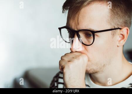 Homme réfléchi entrepreneur porte des lunettes de pensée, de résolution de problème. Pensive bouleversé épuisé gars se sentant frustré déprimé fatigué. Santé mentale, af Banque D'Images