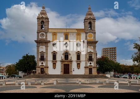 Eglise do Carmo, Faro, Algarve, Portugal 18e siècle l'église catholique connu pour sa petite chapelle construite sur les os et les crânes de moines Banque D'Images