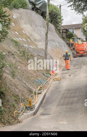 Installation d'un maillon de chaîne et d'un treillis de protection contre les chutes de ciment et d'ancrages dans la ville de Lostwithiel, en Cornouailles. Banque D'Images