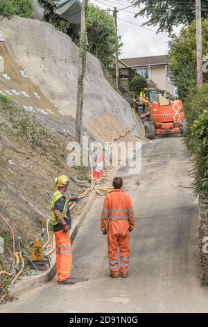 Installation d'un maillon de chaîne et d'un treillis de protection contre les chutes de ciment et d'ancrages dans la ville de Lostwithiel, en Cornouailles. Banque D'Images