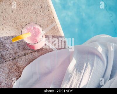 Verre avec un beau milkshake. Vue de dessus Banque D'Images