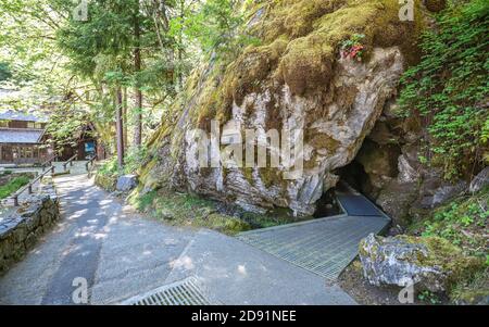 CAVE JUNCTION, OREGON, ÉTATS-UNIS - 30 septembre 2019 : l'entrée du système de grottes complexe du monument national Oregon Caves est l'endroit où les visites guidées a Banque D'Images
