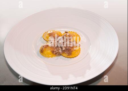 La truffe blanche d'Alba est coupée en tranches de ravioli aux œufs italiens, plat gastronomique italien Banque D'Images