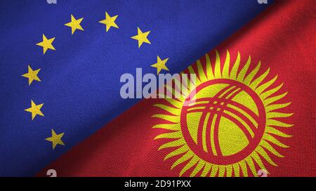 Union européenne et Kirghizistan deux drapeaux tissu textile, texture textile Banque D'Images