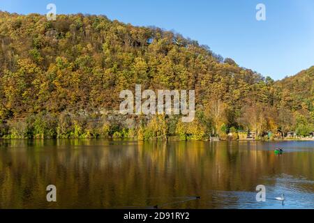 Herbst am Hengsteysee zwischen den Städten Hagen, Dortmund und Herdecke in Nordrhein-Westfalen, Allemagne | automne au Hengsteysee - Lac Hen Banque D'Images