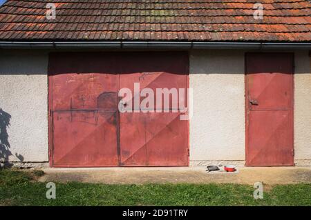 ferme, portail en tôle, porte, ferme, ferme, À Chlum, région de Pilsen, République tchèque, 13 septembre 2020. (CTK photo/Libor Sojka) Banque D'Images