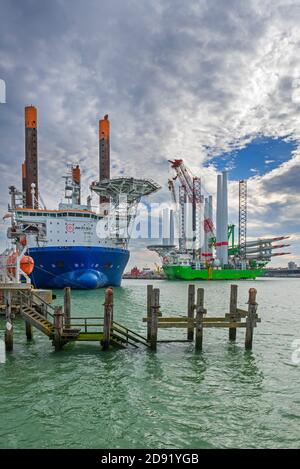 Installation navires Apollo et Vole au vent amarrés au terminal de charge lourde REBO dans le port d'Ostende, Belgique, chargeant des éoliennes pour le parc éolien SeaMade Banque D'Images