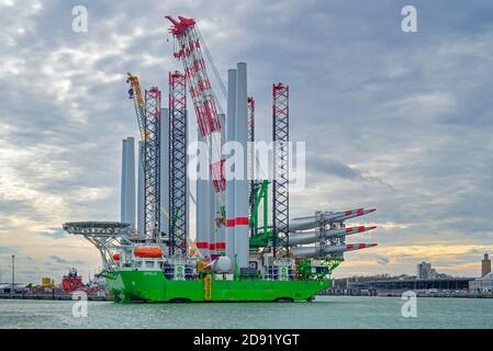 Le navire d'installation Apollo amarré au terminal de charge lourde REBO dans le port d'Ostende, en Belgique, charge 2 ensembles d'éoliennes pour le parc éolien SeaMade offshore Banque D'Images
