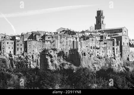 La fascinante ville ancienne de Pitigliano construite sur une colline de tuff avec des sorties dangereuses et improbables, des balcons et des fenêtres qui s'ouvrent sur les abys rocheux Banque D'Images