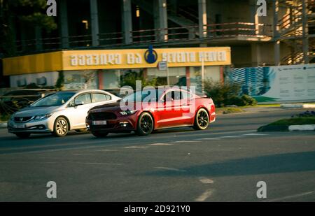 Batumi. Géorgie - 14 octobre 2020 : Ford Mustang dans les rues de Batumi Banque D'Images