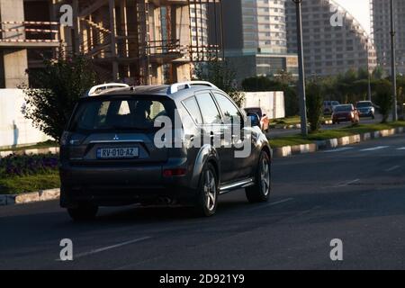 Batumi. Géorgie - 14 octobre 2020 : Mitsubishi Outlander dans les rues de Batum Banque D'Images