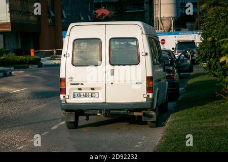 Batumi. Géorgie - 15 octobre 2020 : Ford Transit dans les rues de Batumi Banque D'Images