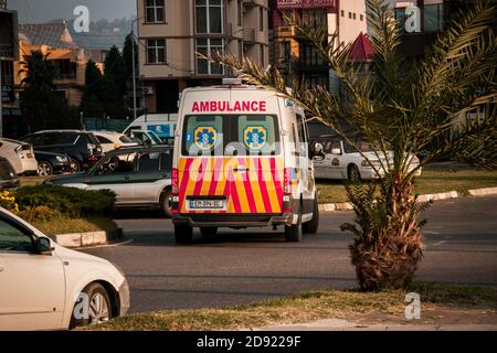 Batumi. Géorgie - 15 octobre 2020 : ambulance dans les rues de Batumi Banque D'Images