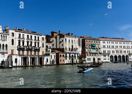 VENISE, ITALIE - 10 octobre 2017 : vue de la maison des appartements fascinants dans les canaux de venise, Italie Banque D'Images