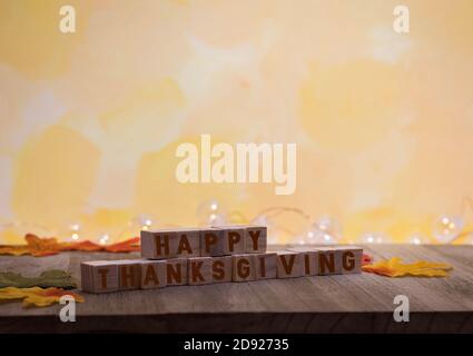 Joyeux Thanksgiving blocs de bois à bord avec copie de fond chaude espace Banque D'Images