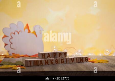 Joyeux Thanksgiving blocs de bois et dinde à bord avec chaud espace de copie en arrière-plan Banque D'Images