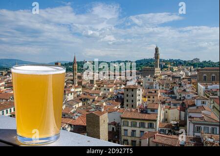Verre de bière légère contre la vue d'en haut de Florence Centre-ville historique en Italie Banque D'Images