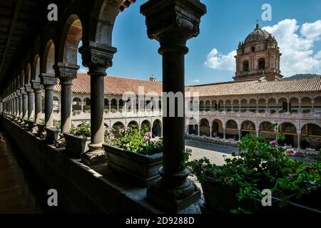 Clocher et cour, église Saint-Domingue, Coricancha, Cusco, Pérou Banque D'Images