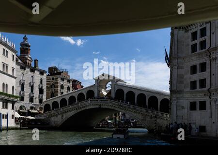 VENISE, ITALIE - 10 octobre 2017 : une vue fascinante sur la rivière du pont du Rialto à Venise, Italie Banque D'Images