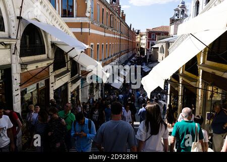 VENISE, ITALIE - 10 octobre 2017 : le point de vue du pont du Rialto avec le tourisme en haut et en bas, venise, italie Banque D'Images