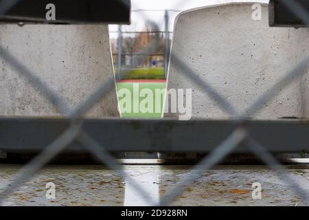 Sièges dans le stade derrière la clôture Banque D'Images